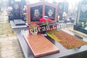 стела наполеон из красного гранита с черными вставками