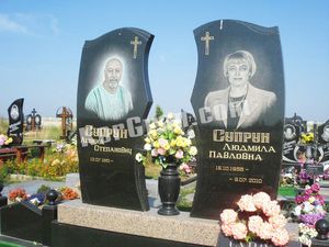 памятник супружеской паре с цветными портретами