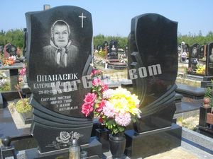 Фигурные памятники из гранита с перьями