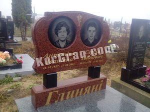 Красная стела из черными вставками под портреты