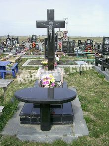 СТ-10: Сборной крест из гранита с фаской на красной тумбе-баяне Сборной крест из гранита на тумбе баяне