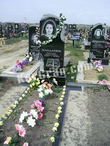 СТ-14: Недорогой памятник Недорогой памятник с крестиком, полотенцем и свечой