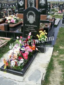 СТ-19: Небольшой памятник 'Наполеон' с резкой на подставке и красивыми фасками Небольшой памятник Наполеон с фасками