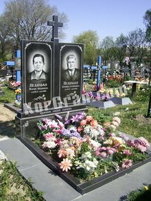 СТ-2: Двойной прямой памятник со столбиком и крестиком, цветник общий двойной прямой памятник с крестиком