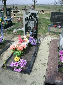 СТ-30: Небольшой памятник из габбро 'Резное Дерево Ива', цветник открыт Небольшой памятник Дерево Ива
