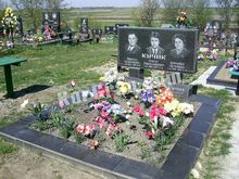 СТ-39: Прямая Стела на троих, на кубиках и тумбе с облицованным фундаментом Прямая Стела на троих с облицованным фундаментом