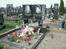 СТ-43: Стела нестандартных размеров на высоких столбиках, общий цветник Стела нестандартных размеров