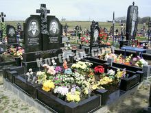 СТ-51: Двойной памятник с выборками в комплексе с закрытой цокольной оградой Двойной памятник с выборками в комплексе с оградой