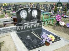 СТ-53: Стела Полукругом с закругленной промежуткой и закрытыми надгробиями Стела Полукругом с закрытыми надгробиями