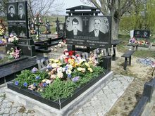 СТ-58: Прямая стела для отца и сына с гравировкой, на кубиках и тумбе прямая стела памятник для отца и сына