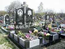 СТ-64: Двойной комплекс с крестиком и высокой оградой из серыми цоколями гранитные комплекс с высокой оградой