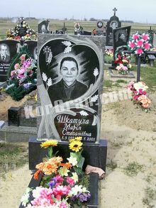 СТ-8: Резной памятник 'Дерево Дуб, образующее сердце' памятник дерево резной дуб