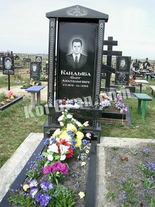 СТ-9: Классический строгий памятник для мужчины с треугольной крышей на столбиках строгий памятник для мужчины, классика